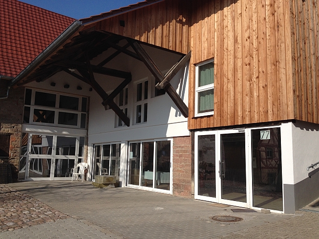 Eingang zum Saal mit der Ladenfront