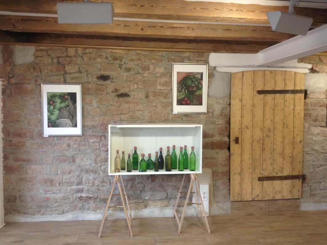 Die Tr zum Nebenraum im neuen Laden, an der Wand Gemlde von Claudia Hansen. Davor Regenwasser Erzeugerabfllung abgefllt von Friedo Stucke