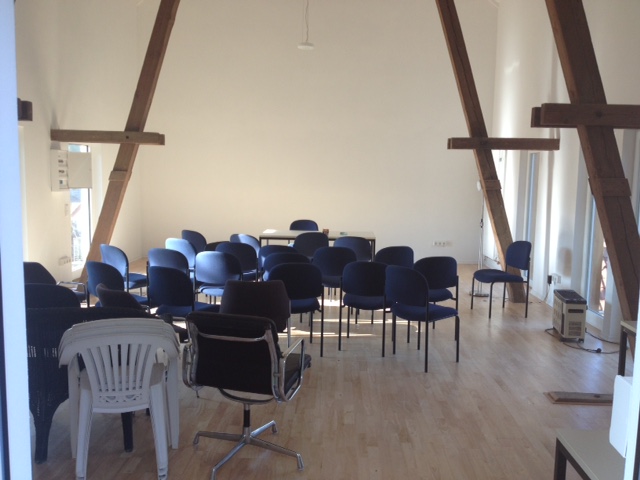 Unser Seminarraum eignet sich nicht nur fr Yoga und Meditation, sondern wird auch gerne fuer freie Trauungen oder Trauerfeiern gebucht