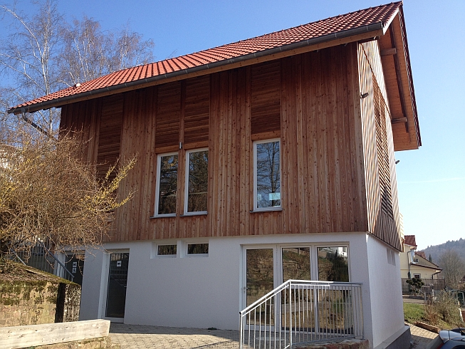 Tabakscheuer Westansich mit Eingngen zu den Toiletten